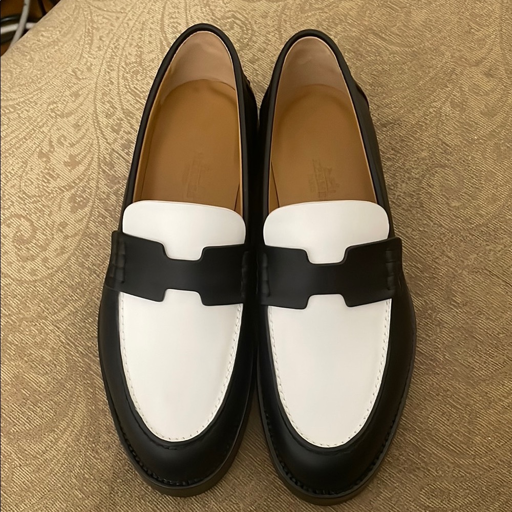 Hermes Black and White Hour Loafers Slip-Ons size 35 size 5 Leather New